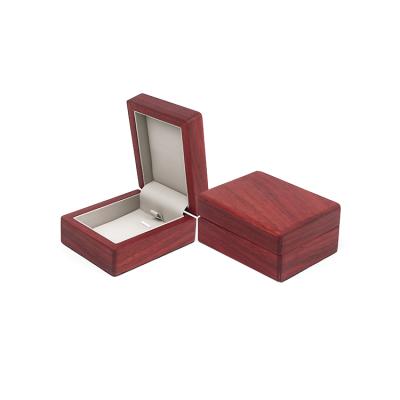 China Vintage Red Fanshion Style Small Rosewood White Lined Wooden Pendant Jewelry Box for sale