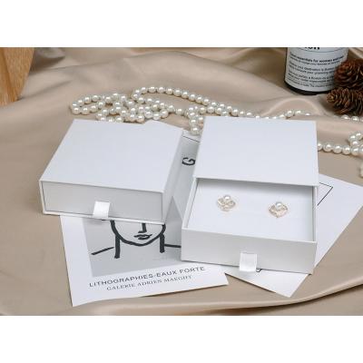 China Newest High Quality Customized Wholesale White Cardboard Paper Earrings Necklace Jewelry Set Box Packaging for sale