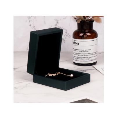 China Luxury Custom Logo Green Pu Leather Jewelry Pendant Jewelry Set Packaging Box For Necklace for sale