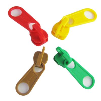 China Plastic High Quality Zipper Slider Lock Main Use For Nylon Zippers For Garment for sale