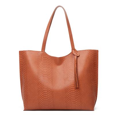 China Fashion production new fashion manufacturer customized women tassel handbag serpentine PU tote bag for sale