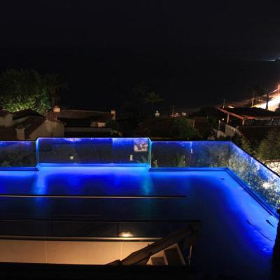 China Modern High Quality Exterior Laminated Glass Balustrade System With Led Light for sale