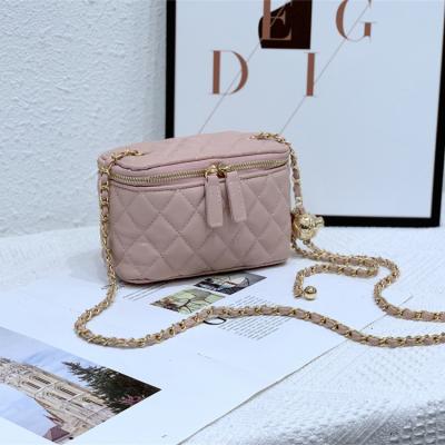 China Australian Designer Diamond Lattice Popular High Quality Niche Messenger Bag Ties Lady Chain Crossbody Bag for sale