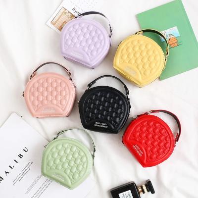 China Fashion Wholesale PU Letter Embossed Children's Messenger Chain Fashion Small Round Bag for sale