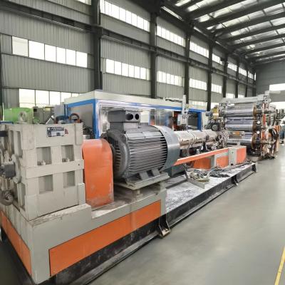 China Máquina de extrusão de plástico de 110 kW para fabricação de placas de plástico descartáveis à venda