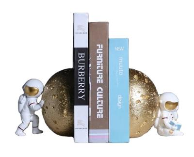 China Cute Customized Creative Space Bookend Bookend Sculpture Polyresin Minimalist Custom Astronaut Statue for sale