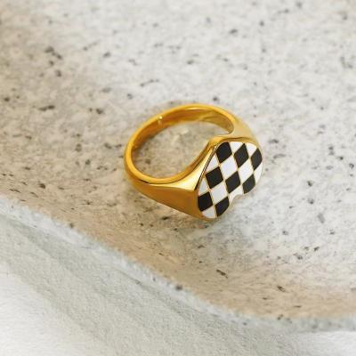 China New high-grade European and American checkered heart fashion 14K titanium steel ring women couples ring for sale