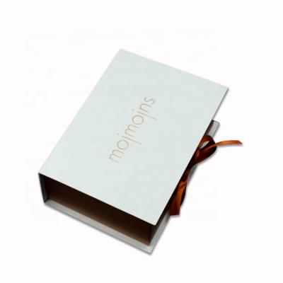 China Customized Recyclable White Paper Product Gift Box Giftbox Special Package With Ribbon for sale