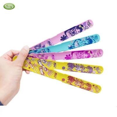 China Fashionable Customized Rolling Up Wrist Silicone Slap Silicone Snap Charm Bracelet for sale