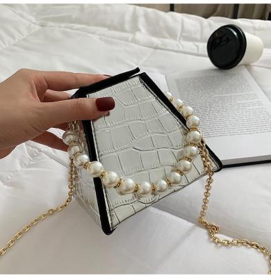 China 2022 fashion hot sale young woman pearl luxury fashion handbag popular girls purses design handbags for sale