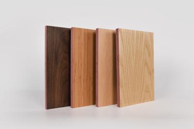 China Decoración de interiores Paneles acústicos de techo de madera Superficie plana Tejas de techo de madera suspendidas en venta