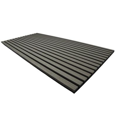 Cina Assorbimento del suono Acoustico Legno Slat Pannello a parete Sul retro di feltro nero 0.85 NRC in vendita