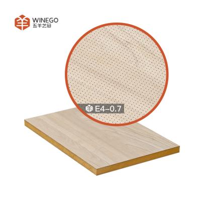 China Tabla de madera micro perforada a medida, paneles de techo de madera perforada resistentes al fuego en venta