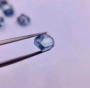 China Fancy Bule uncut diamond  stone  VVS HPHT blue rough diamond for gems Te koop