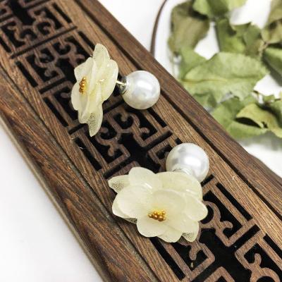 China Latest Design TRENDY Silver Needle Dried Flowers Bead Earrings Custom Made Pearl Flower Stud Earrings For Women for sale