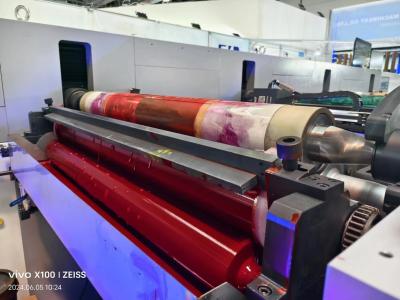 China Máquina de impresión UV Servo Flexo de 1350 mm Tazas de papel de rollo a rollo Impresora de tarjetas de estado nuevo Tiendas de impresión de engranajes en línea en venta