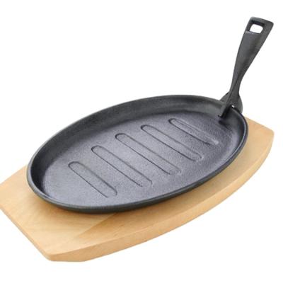 China Sustainable Oil Coated Stylish Ridged Pre-Seasoned Cast Iron Sizzling Fajita Skillet With Wooden Handle And Base for sale