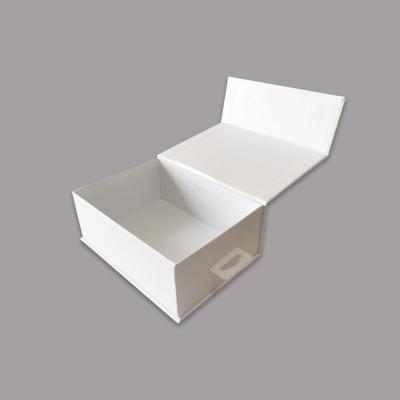 China Recycled Materials Custom White Packaging Box With Magnetic Closure Paper Cardboard Boxes For Gift for sale