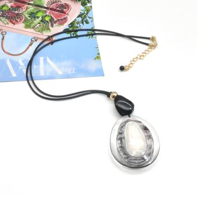 China 2021 FASHIONABLE new fashionable pie transparent resin and starry acrylic custom pendant jewelry for sale