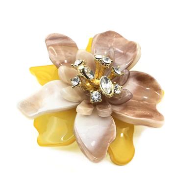 China Women Brooch Manufacturers OEM Flower Shape Resin Brooch Women Rhinestone Brooches for sale