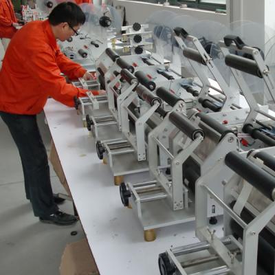 China Delta servo labeling motor semi-automatic polybag sticker labeling machine 20-50pcs per minute en venta