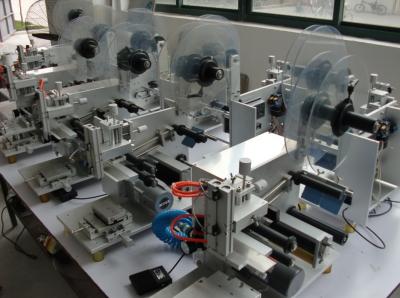 China Semi automatic red wine labeling machine cosmetics vial labeling  à venda