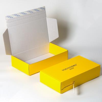 China Cajas de correo personalizadas con tiras de lágrima para ropa de color completo Cajas de embalaje ecológicas en venta