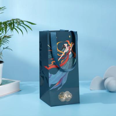 China Custom Logo Luxe Paper Takeaway Bag met handvat voor cadeautjes Theekleding Parfum Te koop