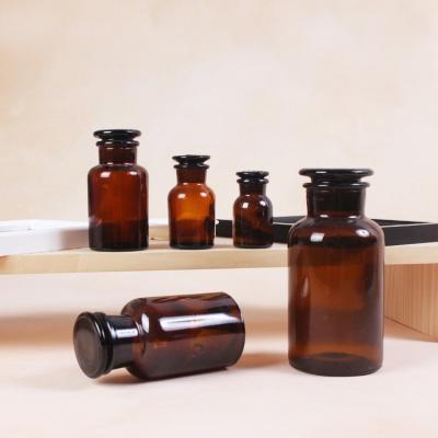 China Chemical Hot Sale Amber Apothecary Jars Chemical Laboratory Glassware Glass Reagent Medical Bottles with Lid for sale