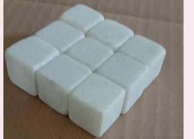 China La superficie blanca afiló con piedra la piedra cúbica del whisky, piedras de enfriamiento del whisky 9 pedazos los 2x2x2cm en venta