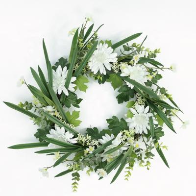 China Decorative Christamas Home Decor Hanger Green Leaves Artificial Wreath Wood Branches White 44cm Artificial Daisy Flower Garland for sale