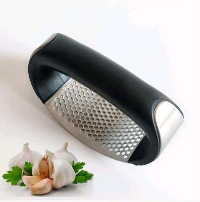 China Stainless Steel Sustainable Garlic Press Manual Garlic Meat Grinder Cutting Garlic Tools Curve Fruit Vegetable Tools Kitchen Instruments for sale