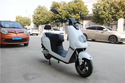 China Weiße Farbglattes Entwurfs-Elektro-Moped für Erwachsene 1200W schwanzlosen Motor DCs zu verkaufen