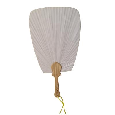 China Handmade China Pallet Paper Fan With Wooden Handle White Chinese Palace Around Fan Bridesmaids Wedding Favors Party Gifts for sale