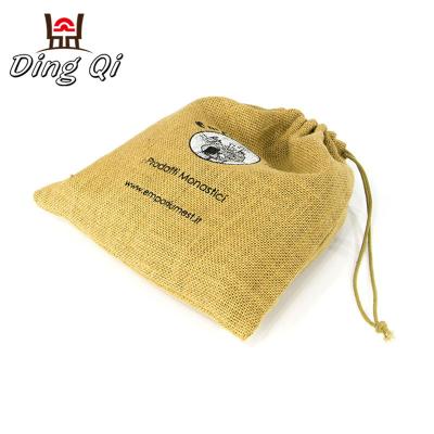 China Small Fashionable Wholesale Burlap Drawstring Bag Jute Cosmetic Bag for sale