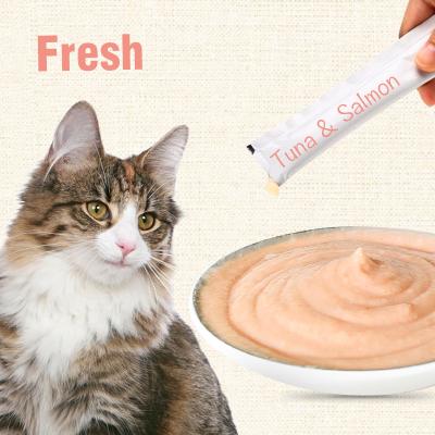 China Sustainable Lickable Cat Treats OEM Cat Food Factory Wholesale 70g 25*14g Salmon Creamy Cat Treats Delicious for sale