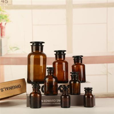 China Cosmetic packing 2021 Wholesale Amber Glass Apothecary Bottle Pharmacy clear reagent bottle with glass stopper for sale