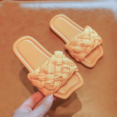 China Girls' Slippers Flat 2021 Woven Sandals Style Indoor Slippers New Korean Beach Soft Shoes Summer Outerwear for sale