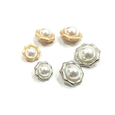 China Sustainable New Style Gold Flower Pearl Button For Ladies Coat for sale