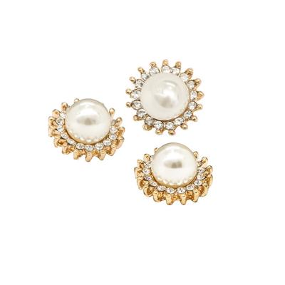 China Sustainable Gold Flower Pearl Button For Wedding Clothes Ladies Coat for sale