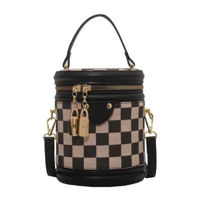 China 2022 New Fashion Ladies Bucket Bag Plaid Handbag Hong Kong Style Large Capacity Shoulder Bag for sale