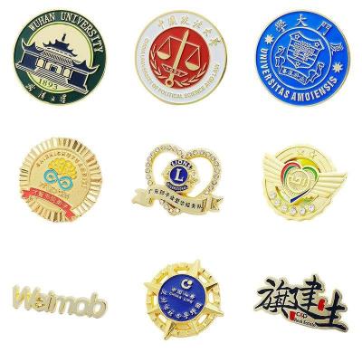 Chine Badges personnalisés en métal émail 3D bouton or Badges de nom à vendre