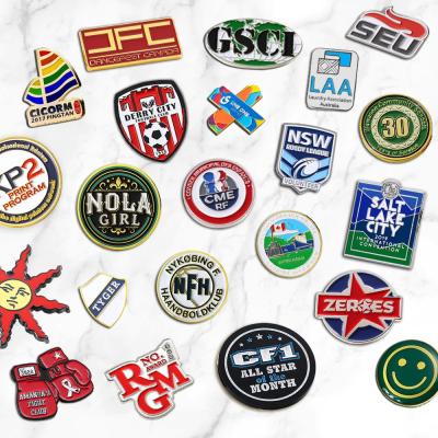 China Custom Metal Epoxy Enamel Pin Lapel Pin Bedrijven Logo's Souvenir Naam Tag Badge Pins Voor Suit Men Te koop