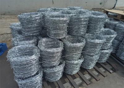 China Acero galvanizado de aluminio de aleación de PVC revestido de alambre de púas con método de torsión diferente en venta